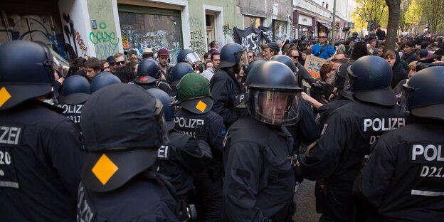 Polizisten und Demonstranten geraten bei einer Besetzung eines leerstehenden Geschäftes aneinander Polizisten und Demonstranten geraten bei einer Besetzung eines leerstehenden Geschäftes aneinander
