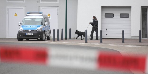 Ein Polizei-Flatterband vor einem weißen Gebäude Ein Polizei-Flatterband vor einem weißen Gebäude