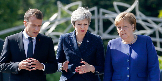 Emmanuel Macron (l-r), Präsident von Frankreich, Theresa May, Premierministerin von Großbritannien, und Bundeskanzlerin Angela Merkel (CDU) unterhalten sich. Emmanuel Macron (l-r), Präsident von Frankreich, Theresa May, Premierministerin von Großbritannien, und Bundeskanzlerin Angela Merkel (CDU) unterhalten sich.