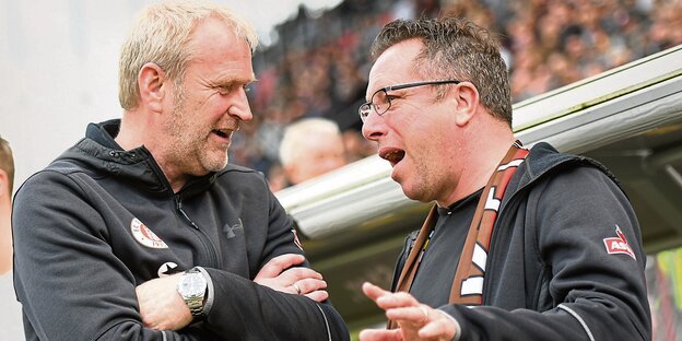 Uwe Stöver und Markus Kauczinski diskutieren lebhaft im Stadion Uwe Stöver und Markus Kauczinski diskutieren lebhaft im Stadion