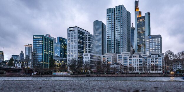 Frankfurts Skyline vor bewölktem Himmel Frankfurts Skyline vor bewölktem Himmel