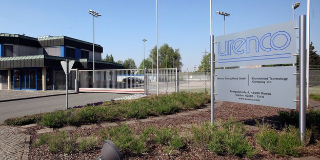 Vor dem Urenco-Gelände in Gronau: Das Bild zeigt ein Schild, auf dem Urenco steht und eine Toreinfahrt Vor dem Urenco-Gelände in Gronau: Das Bild zeigt ein Schild, auf dem Urenco steht und eine Toreinfahrt