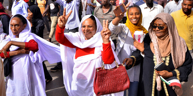 Sudanesische Frauen freuen sich Sudanesische Frauen freuen sich