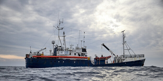 Ein Rettungsschiff auf dem Mittelmeer