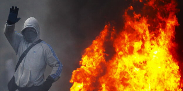 Ein Vermummter und Feuer Ein Vermummter und Feuer