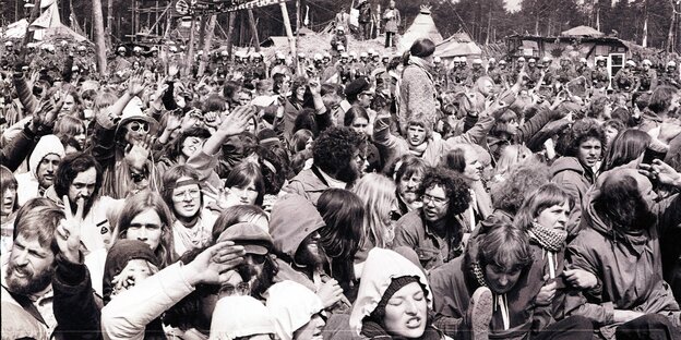 Schwarz-weiß-Foto von den Protesten gegen das Atommülllager in Gorleben. Viele Menschen in einer Sitzblockade Schwarz-weiß-Foto von den Protesten gegen das Atommülllager in Gorleben. Viele Menschen in einer Sitzblockade