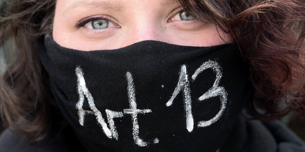 Frau mit schwarzer Vermummung - darauf steht „Artikel 13“ Frau mit schwarzer Vermummung - darauf steht „Artikel 13“