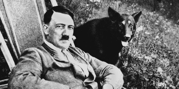 Schwarz-weiß-Foto, Hitler sitzend mit Hunde Schwarz-weiß-Foto, Hitler sitzend mit Hunde