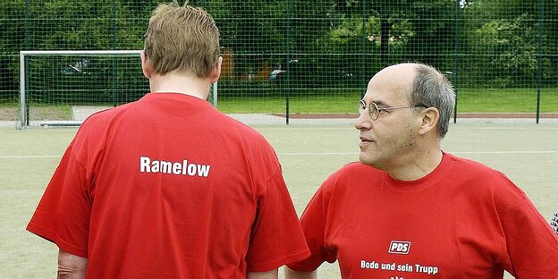 Gregor Gysi und Bodo Ramelow in roten Trikots - Ramelow steht auf dem Fußballplatz mit dem Rücken zur Kamera Gregor Gysi und Bodo Ramelow in roten Trikots - Ramelow steht auf dem Fußballplatz mit dem Rücken zur Kamera