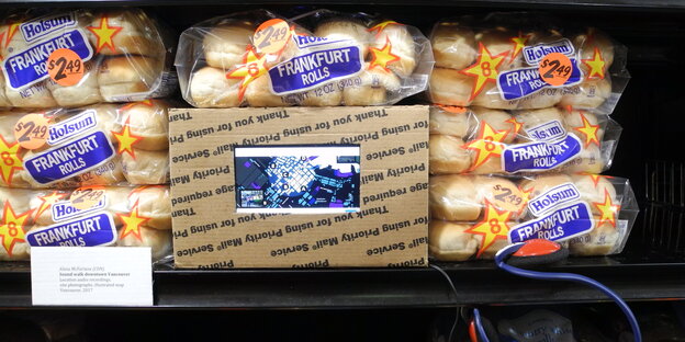 Eingepackte Hot-Dog-Brötchen im Regal in einem New Yorker Supermarkt Eingepackte Hot-Dog-Brötchen im Regal in einem New Yorker Supermarkt