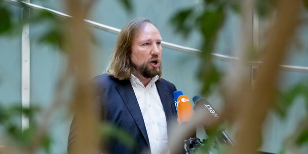 Anton Hofreiter hinter einer Pflanze Anton Hofreiter hinter einer Pflanze