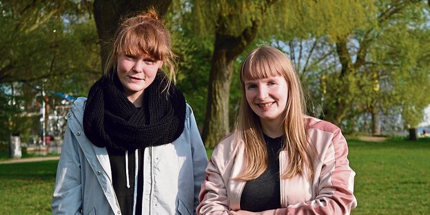 taz-Autorin Wendla Schaper und Hilke Lüschen stehen in einem Park. taz-Autorin Wendla Schaper und Hilke Lüschen stehen in einem Park.