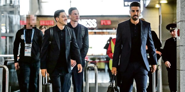 Flughafen Moskau, 12. Juni 2018: Sami Khedira, Julian Draxler, Mesut Özil und Personenschützer Marc Z. Flughafen Moskau, 12. Juni 2018: Sami Khedira, Julian Draxler, Mesut Özil und Personenschützer Marc Z.