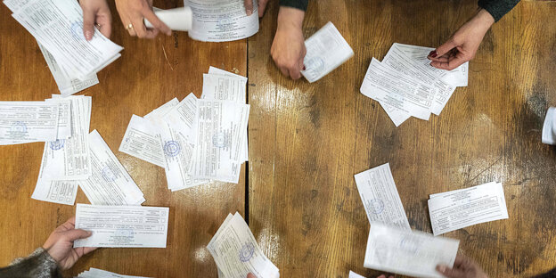 Hände zählen Wahlzettel aus Hände zählen Wahlzettel aus
