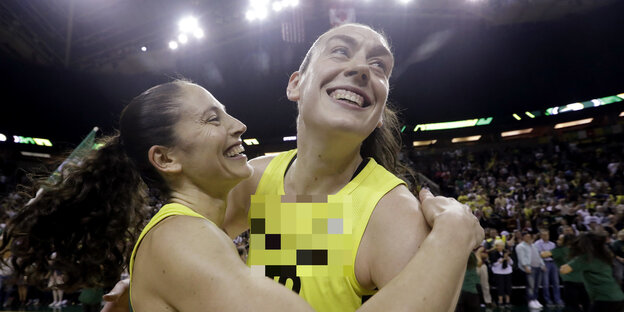Breanna Stewart wird von einer Teamkollgin umarmt Breanna Stewart wird von einer Teamkollgin umarmt
