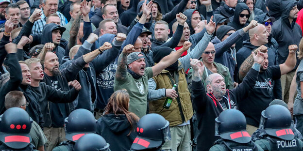 Hooligans schreien und gestikulieren Hooligans schreien und gestikulieren