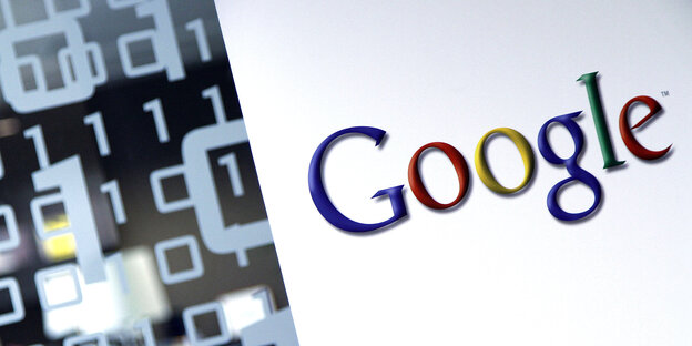 Google-Logo auf eine Glasscheibe mit Nullen und Einsen Google-Logo auf eine Glasscheibe mit Nullen und Einsen