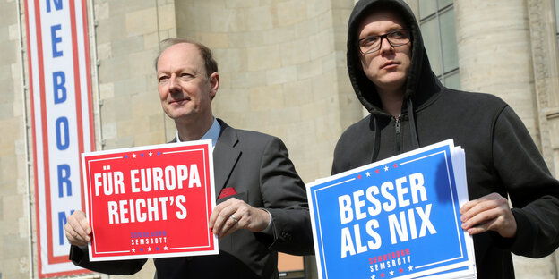 Martin Sonneborn (Die PARTEI), Vorsitzender, und Nico Semsrott (r), Comedian, starten vor der Volksbühne im Bezirk Mitte mit Plakaten in den EU-Wahlkampf. Martin Sonneborn (Die PARTEI), Vorsitzender, und Nico Semsrott (r), Comedian, starten vor der Volksbühne im Bezirk Mitte mit Plakaten in den EU-Wahlkampf.