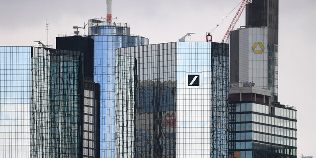 Die Zwillingstürme der Deutschen Bank stehen vor den Zentralen der Commerzbank und der Landesbank Hessen-Thüringen (Helaba). Die Zwillingstürme der Deutschen Bank stehen vor den Zentralen der Commerzbank und der Landesbank Hessen-Thüringen (Helaba).
