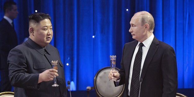 Kim Jong Un, Machthaber von Nordkorea, und Wladimir Putin, Präsident von Russland, stoßen nach ihrem Gespräch miteinander an. Kim Jong Un, Machthaber von Nordkorea, und Wladimir Putin, Präsident von Russland, stoßen nach ihrem Gespräch miteinander an.