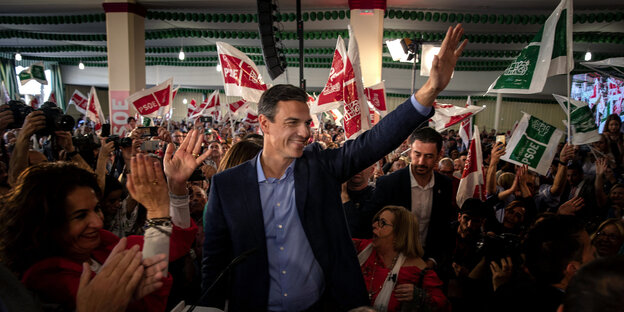 Ein Mann, Pedro Sanchez, winkt Ein Mann, Pedro Sanchez, winkt
