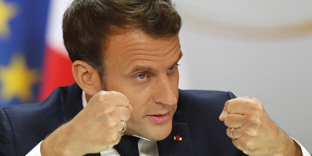 Macron ballt die Fäuste bei seiner Rede Macron ballt die Fäuste bei seiner Rede