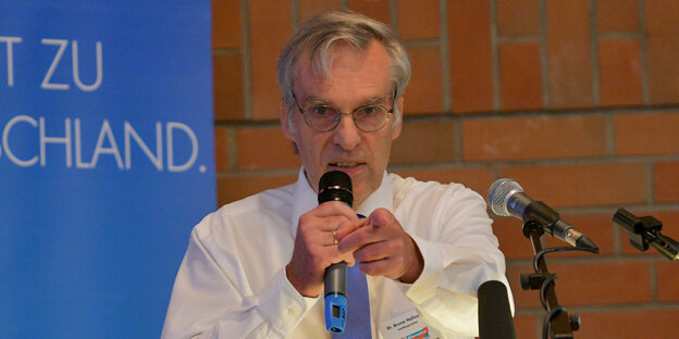 AfD-Politiker Bruno Hollnagel spricht 2016 in Henstedt-Ulzburg (Schleswig-Holstein) beim Landesparteitag. AfD-Politiker Bruno Hollnagel spricht 2016 in Henstedt-Ulzburg (Schleswig-Holstein) beim Landesparteitag.