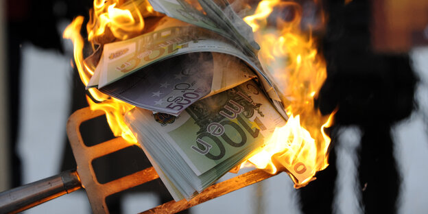 brennendes Falschgeld brennendes Falschgeld