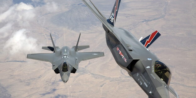 Zwei Kampfflugzeuge der US Air Force in der Luft Zwei Kampfflugzeuge der US Air Force in der Luft