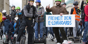 Demonstrant*innen auf Hoverbords und E-Skateboards