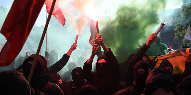 Teilnehmer der revolutionären 1. Mai Demonstration zünden Pyrotechnik Teilnehmer der revolutionären 1. Mai Demonstration zünden Pyrotechnik
