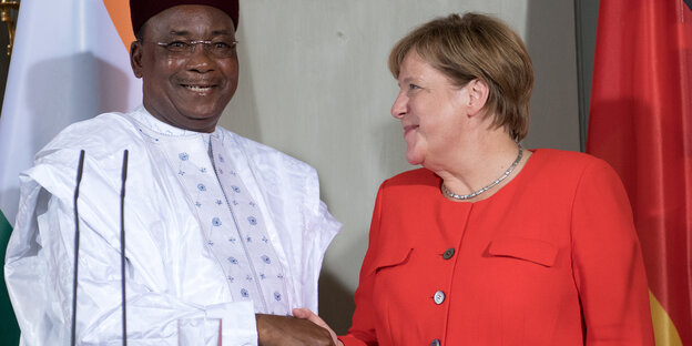 Kanzlerin Angela Merkel empfängt Nigers Präsidenten Mahamadon Issoufou im August vergangenen jahres im Gästehaus der Bundesregierungin Meseberg Kanzlerin Angela Merkel empfängt Nigers Präsidenten Mahamadon Issoufou im August vergangenen jahres im Gästehaus der Bundesregierungin Meseberg