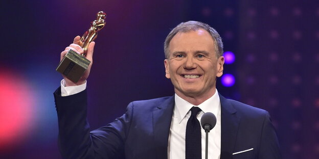 Armin Wolf hält einen Preis in die Höhe Armin Wolf hält einen Preis in die Höhe