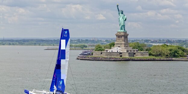 Segelschiff vor der Freiheitsstatue Segelschiff vor der Freiheitsstatue