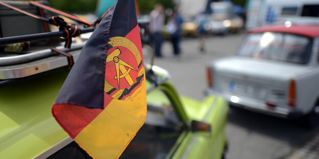 Ein Trabant mit DDR-Flagge Ein Trabant mit DDR-Flagge