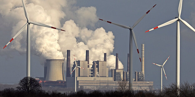 Kraftwerk und Windräder Kraftwerk und Windräder