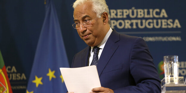 Antonio Costa hält einen Stapel Papier in den Händen Antonio Costa hält einen Stapel Papier in den Händen