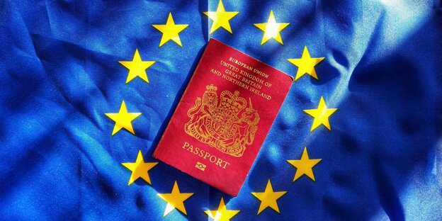 EIn Pass auf einer blauen EU-Fahne EIn Pass auf einer blauen EU-Fahne