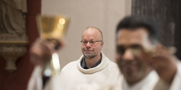 Michael Göcking in geistlichem Gewand.