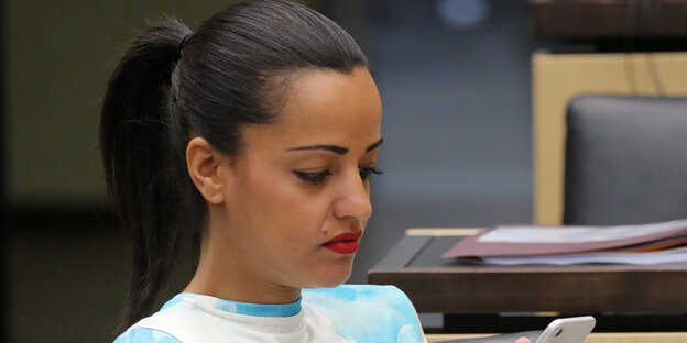 Sawsan Chebli blickt auf ihr Smartphone Sawsan Chebli blickt auf ihr Smartphone