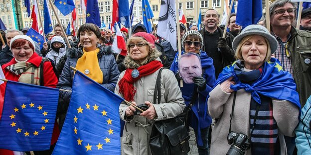 RegierungsgegnerInnen demonstrieren in Polen für Donald Tusk und tragen EU-Flaggen RegierungsgegnerInnen demonstrieren in Polen für Donald Tusk und tragen EU-Flaggen