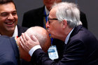 Jean-Claude Juncker küsst einen Mann auf den Kopf