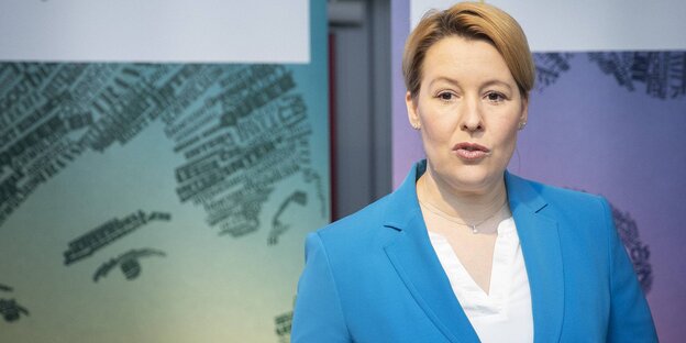 Bundesfamilienministerin Franziska Giffey, SPD, steht vor bunten Bildern bei der Vorstellung des neuen Online-Regenbogenportals. Bundesfamilienministerin Franziska Giffey, SPD, steht vor bunten Bildern bei der Vorstellung des neuen Online-Regenbogenportals.