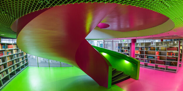 Bunt und in leuchtenden Farbe: Das Innere der BTU-Bibliothek in Cottbus Bunt und in leuchtenden Farbe: Das Innere der BTU-Bibliothek in Cottbus