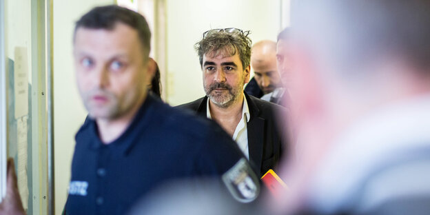 Deniz Yücel, deutsch-türkischer Journalist, am Amtsgericht Tiergarten Deniz Yücel, deutsch-türkischer Journalist, am Amtsgericht Tiergarten