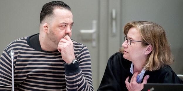 Niels Högel und seine Anwältin sitzen im Gerichtssaal Niels Högel und seine Anwältin sitzen im Gerichtssaal