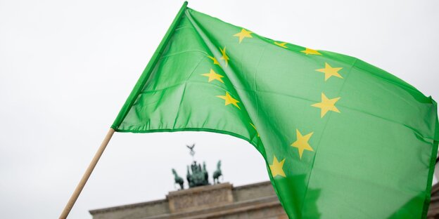 Eine grüne Fahne mit den Sternen Europas weht am Brandenburger Tor Eine grüne Fahne mit den Sternen Europas weht am Brandenburger Tor