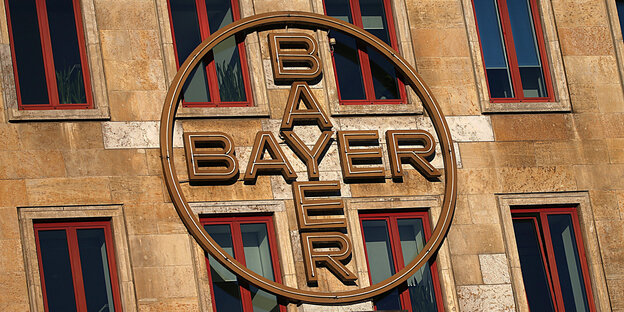 Ein Firmenlogo des Konzerns Bayer an einer Hausfassade Ein Firmenlogo des Konzerns Bayer an einer Hausfassade