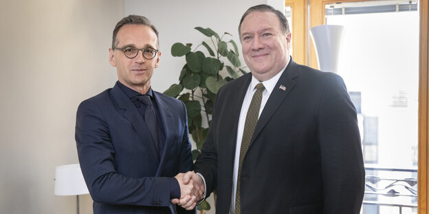 Heiko Maas gibt Mike Pompeo die Hand, beide schauen in die Kamera Heiko Maas gibt Mike Pompeo die Hand, beide schauen in die Kamera