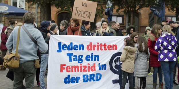 Mahnwache mit Transparent "Jeden dritten Tag ein Femizid in der BRD" in Flensburg